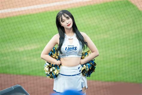 Khổ thân hot girl hoạt náo viên quyến rũ xinh đẹp tới mức liên tục nhận phải tin nhắn quấy rối