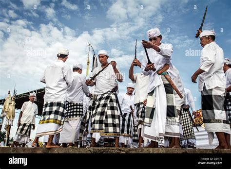 Ritual De Apuñalamiento Fotografías E Imágenes De Alta Resolución Alamy