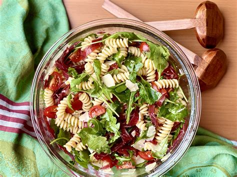 La pasta fredda con bresaola pomodorini rucola e parmigiano è ottima