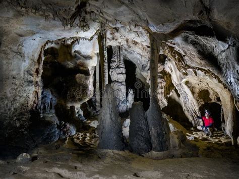 Concepto Creativo Creado Con Estalactitas De Textura Interior Cavernosa ...