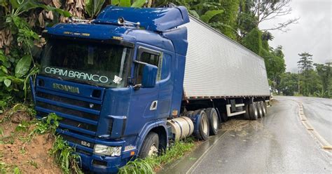 Carreta Sai Da Pista E Fica Presa Em Valeta Na SC 110 Em Pomerode