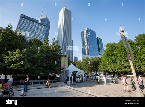 Buildings near park in downtown Chiago Stock Photo - Alamy