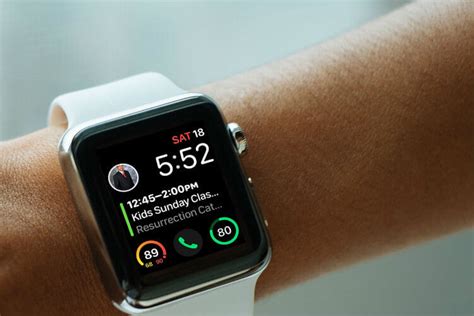 How to Change Apple Watch Screen Orientation - MashTips