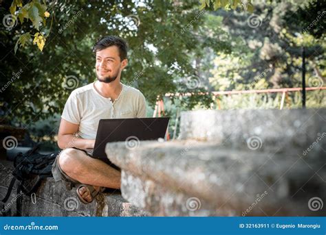 Hombre Elegante Joven Que Usa El Cuaderno Imagen De Archivo Imagen De