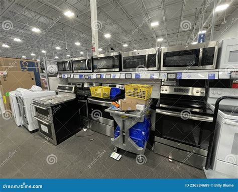 Best Buy Retail Electronics Store Interior Displays And Clutter