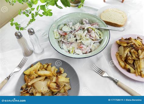 Pratos De Batatas Fritas 1 Prato De Salada Vegetal Tomate E Pepinos