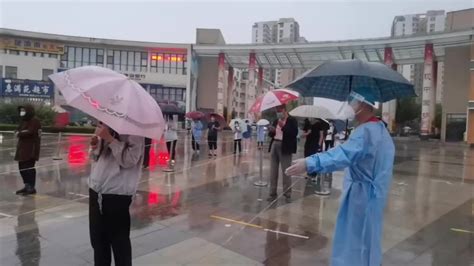 为你撑起“守护伞” 东营各社区志愿者雨中护航居民核酸检测