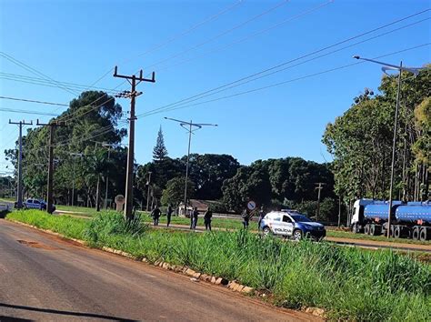 Corpos Carbonizados São Encontrados Dentro De Carro Queimado No