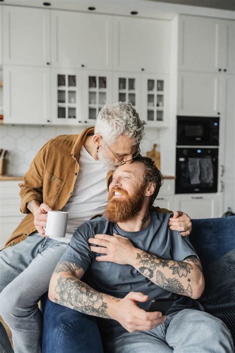 Hombre Gay Maduro Sosteniendo Caf Y Foto De Archivo Imagen De Cellphone Adulto
