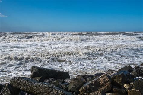 Ondas Enormes Del Mar Tempestuoso Que Se Rompen Cerca De La Costa