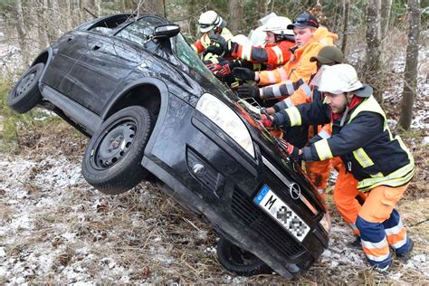 Unfall bei Grasbrunn Pkw überschlägt sich