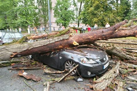 Mokot W Krajobraz Po Burzy Po Amane Drzewa Zniszczone Samochody