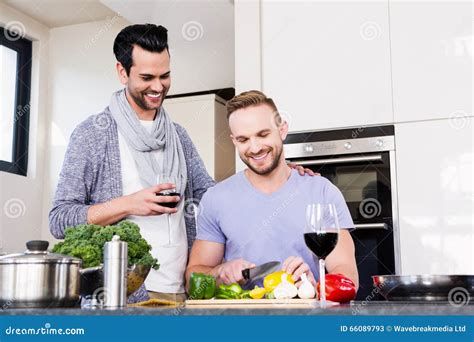 Pares Gay Sonrientes Que Preparan La Comida Imagen De Archivo Imagen De Cuchillo Novio