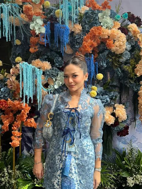 Cocok Dikenakan Saat Wisuda Ini Pesona Kebaya Biru Yang Cantik Dari