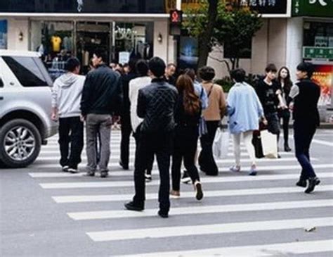 開車撞死闖紅燈的行人，車主到底該負什麼責任？交警告訴你答案！ 每日頭條