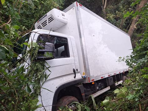 Caminhão cai em barranco após colisão e motorista fica ferido na PR 180