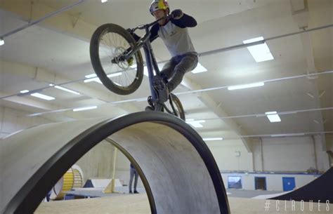 Danny MacAskill y Cirque du Soleil preparan un espectáculo en bici