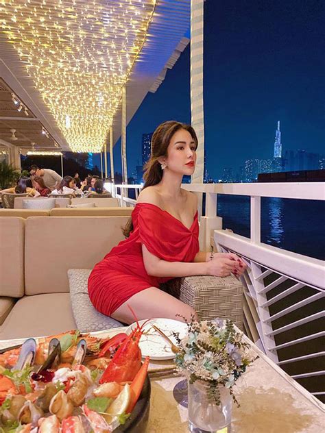 Diệp Lâm Anh khoe vóc dáng gợi cảm với bikini sau hơn 3 tháng sinh con cho chồng thiếu gia