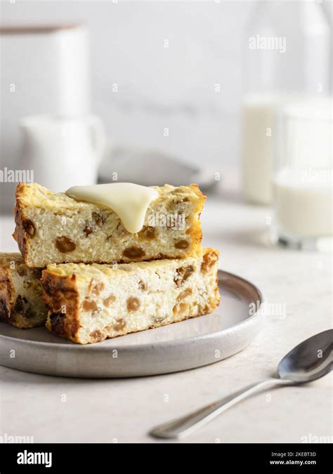 Cazuela De Requesón O Ricotta O Pudín Con Pasas Vertidas Con Leche