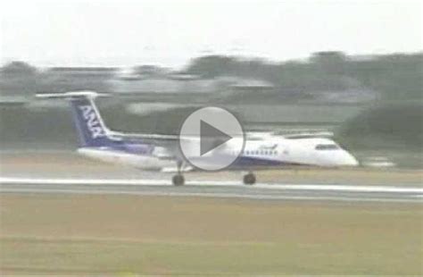 VIDEO - Difficult Dash 8 landing with the nose landing gear stuck retracted