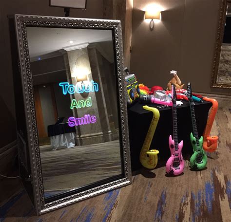 5 BEST MIRROR BOOTH PROPS FOR AMAZING PICTURE