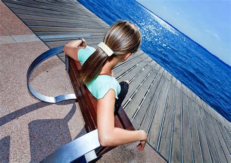 Het Meisje Van De Blonde Het Ontspannen Als Voorzitter Bij Kust Stock Afbeelding Image Of Kust