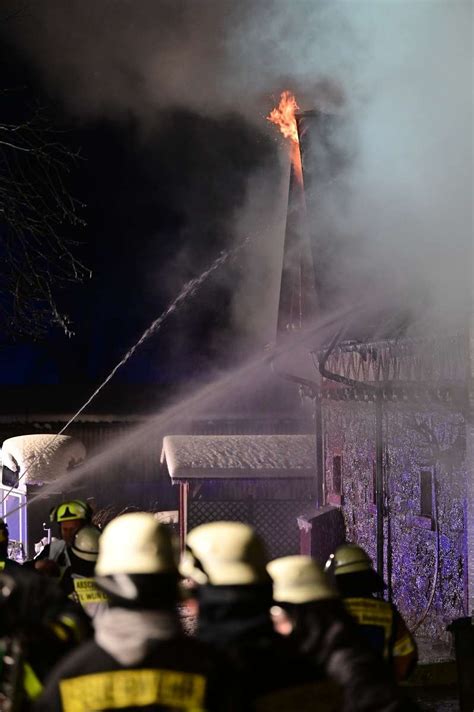 Gro Einsatz In Fahrenb Hl Reitstall Brennt Lichterloh Mitarbeiter