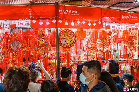 農曆新年必來台北「迪化街年貨大街」辦年貨！永樂市場超萌巨兔裝置藝術必拍~各種堅果糖果瓜子、燕窩鮑魚南北貨這裡通通有！ 大胃米粒 David