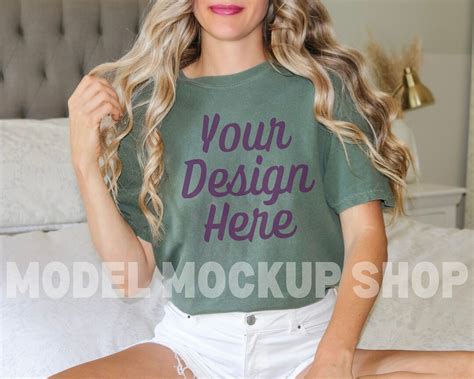 Moss Comfort Colors Tshirt Mockup Weibliches Modell Comfort