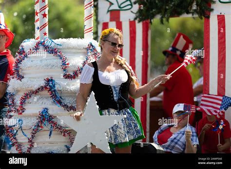 Arlington Texas Usa July 4 2019 Arlington 4th Of July Parade Woman On Float Wearing