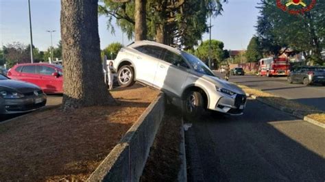 Parcheggia L Auto E Finisce In Bilico Su Un Muretto Tragedia Sfiorata