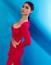 Mouni Roy Has Been Raising The Hotness In Hot Pink Bodycon Dress That She Wore At The Filmfare