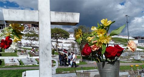 Familias Visitan La Tumbas De Sus Difuntos Centro