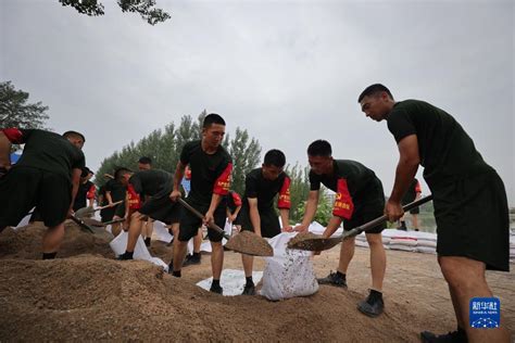 风雨中，党旗高高飘扬——解放军和武警部队广大党员奋战防汛抗洪救灾一线见闻 新华网