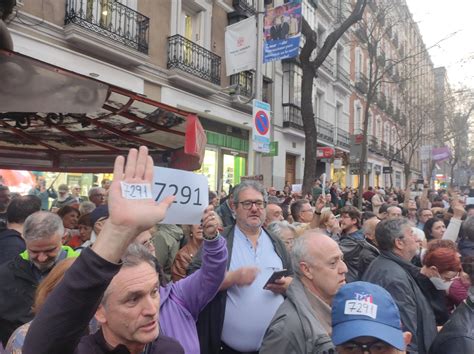 Cientos De Manifestantes Irrumpen En Génova Frente A La Sede Del Pp