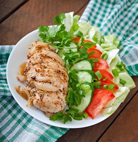 Poitrine de poulet au four et légumes frais sur la plaque Photo Gratuite