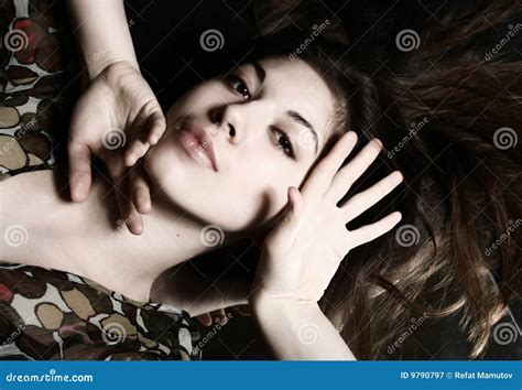 Retrato Del Brunette Joven Imagen De Archivo Imagen De Lindo