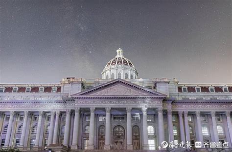 寻找山东最美大学｜山东圣翰财贸职业学院王业赫：《仰望星空》摄影山东省山东圣翰财贸职业学院新浪新闻