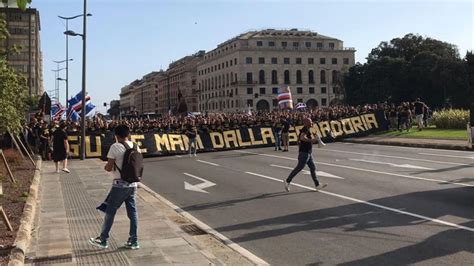 Genova Gi Le Mani Dalla Sampdoria Il Corteo Dei Tifosi Prima Dell