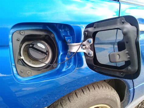 5 способов открыть примерзшую крышку бензобака без повреждений