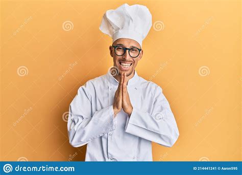 Calvo Con La Barba In Uniforme Da Cuoco Professionale Che Prega A Mani Nude Chiedendo Perdono