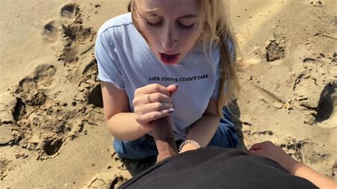 Pipe Parfaite A La Plage Avec Une Blonde Excitee
