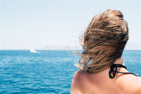 Retrospettiva Della Giovane Bikini In Barca Fotografia Stock Immagine Di Divertimento Avanti