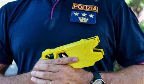 Poliziotti aggrediti ossa rotte Il taser deve tornare al più presto