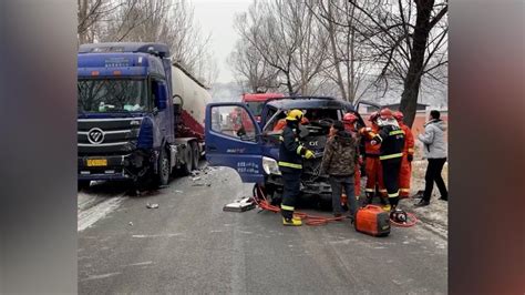 雪天救援消防车秒变“救护车”，将伤者送往医院关键帧澎湃新闻 The Paper