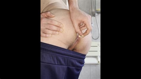 Mi Viene Duro Nei Pantaloni Della Tuta Adidas Mentre Mi Metto Una Supposta Pornhub Gay