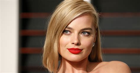 Une Tenue Digne D Un Oscar Margot Robbie Est Apparue Sur Le Spectacle Dans Un Costume Doré