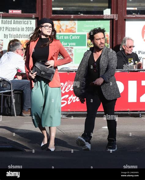 New York Ny Johnny Galecki And Pregnant Girlfriend