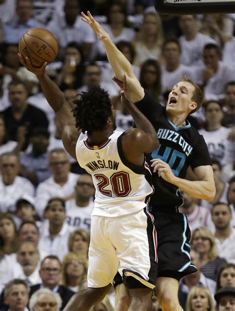 Hornets Stun Heat With 90 88 Win Take 3 2 Series Lead