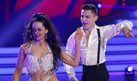 Let S Dance Stars Zsolt Cseke Und Malika Dzumaev Zeigen Ihr Kleines Baby